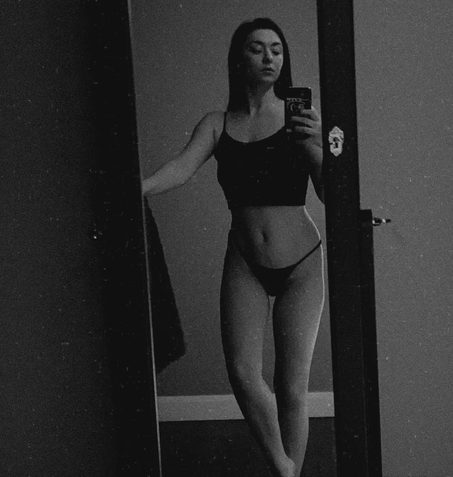 Maîtresse aux Gants de Soie - Image 2